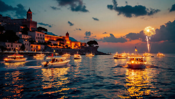 Barche illuminate sfilano davanti al Castello Aragonese di Ischia durante una festa serale, con luce dorata mediterranea sul mare.
